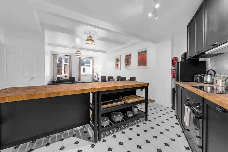Full-size kitchen with oven, hob, Nespresso and everything you need to eat in and save on dining out