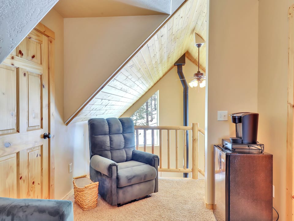 Top-level-loft-bedroom_2