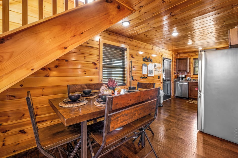 Comfortable dining for 6.