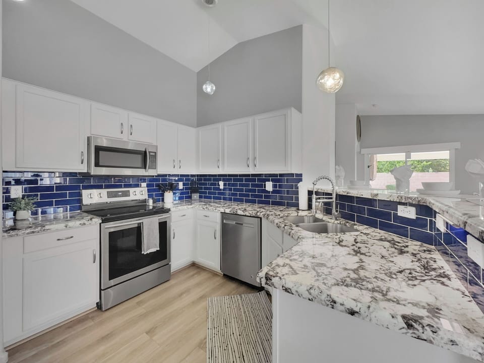 House, Multiple Beds, Pool Access, Pool View (153rd Surprise) | Private kitchen
