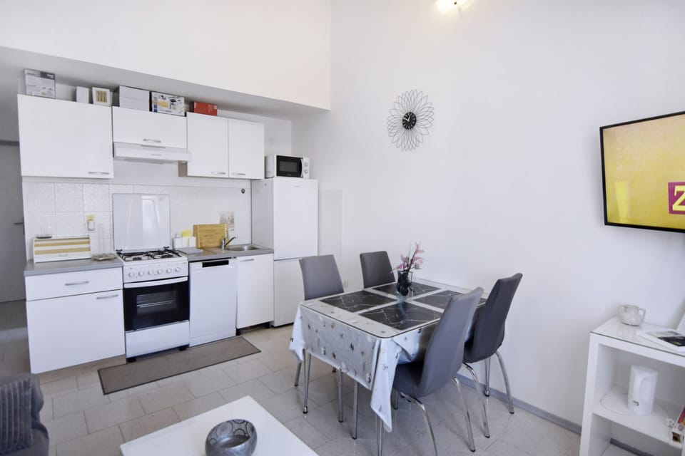 Apartment, 2 Bedrooms, Balcony, City View | Interior