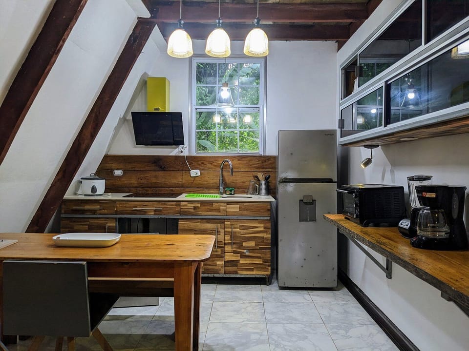 Deluxe House, Balcony, Garden View | Private kitchen