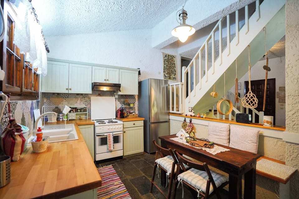 Open kitchen and dining setup ideal for group meals and easy entertaining
