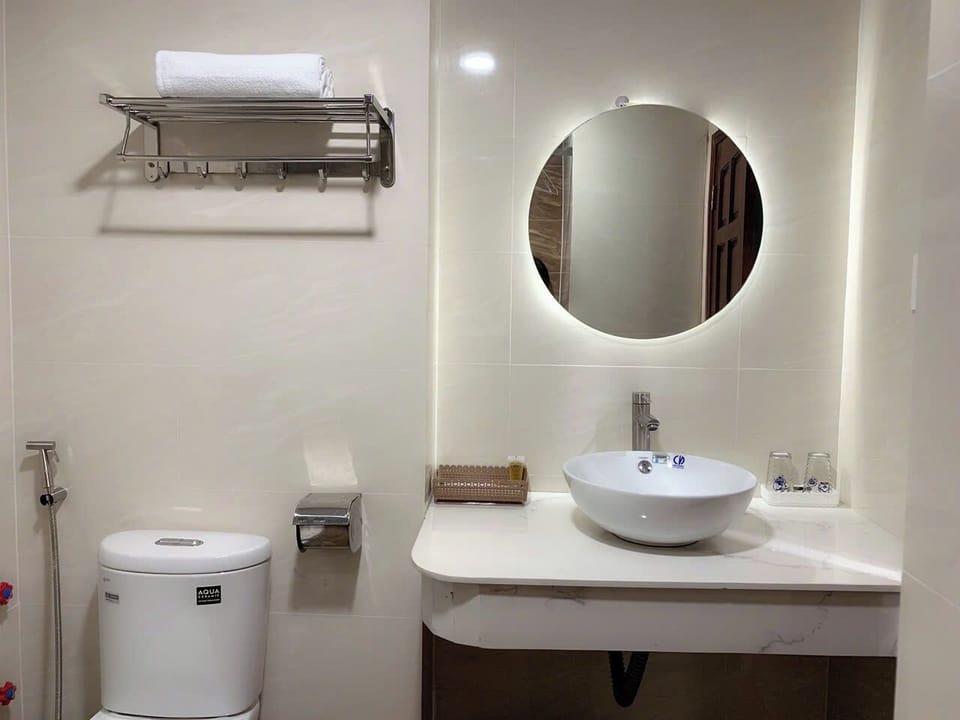 Family Quadruple Room | Bathroom | Shower, free toiletries, hair dryer, slippers
