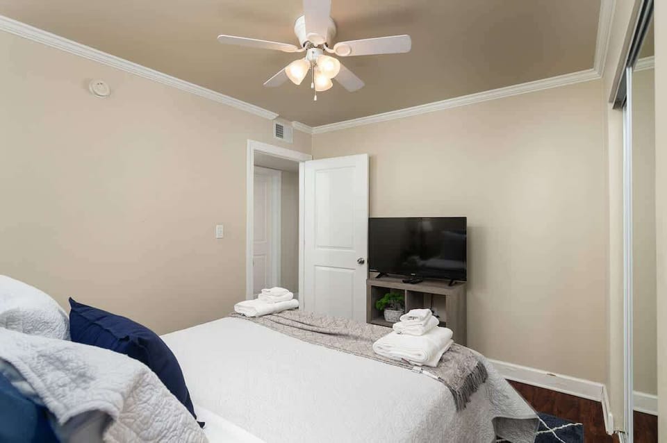 1 Queen bed