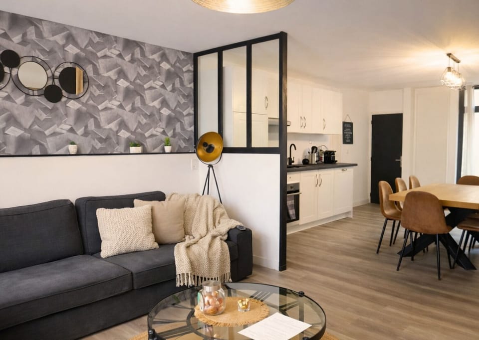 Family Apartment, 3 Bedrooms, Kitchen | Living area | 100-cm Smart TV with digital channels, Netflix, streaming services