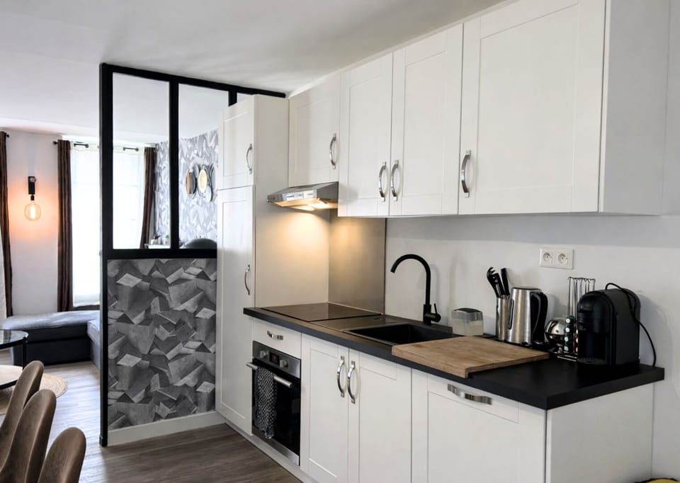 Family Apartment, 3 Bedrooms, Kitchen | Private kitchen | Full-size fridge, microwave, oven, stovetop