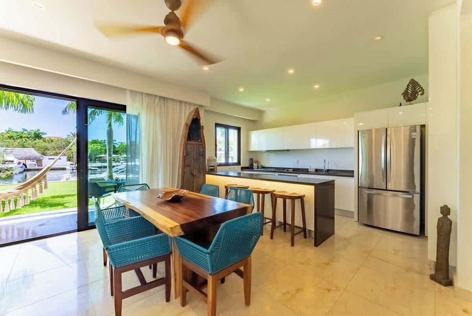  Comparte tus platillos favoritos en este comedor con sillas artesanales y cocina abierta. Espacio práctico y lleno de luz natural.