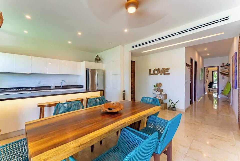  Despierta y desayuna con vista. Cocina moderna con barra y electrodomésticos de alta gama para que disfrutes como en casa.