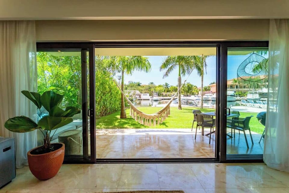  Tu oasis privado: hamaca, sombra natural y una terraza con jardín que conecta con la marina. Perfecto para siestas tropicales o desayunos tranquilos al aire libre.