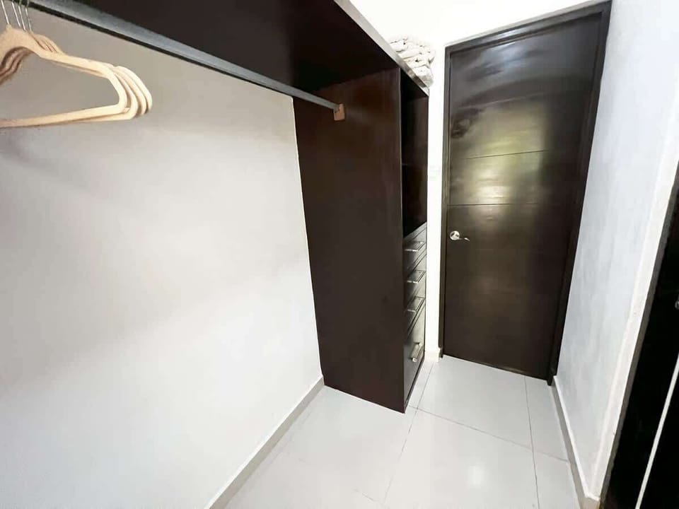 Closet amplio con espacio de almacenamiento para estancias largas
