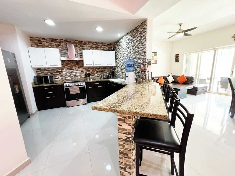 Cocina con barra desayunador y estilo contemporáneo