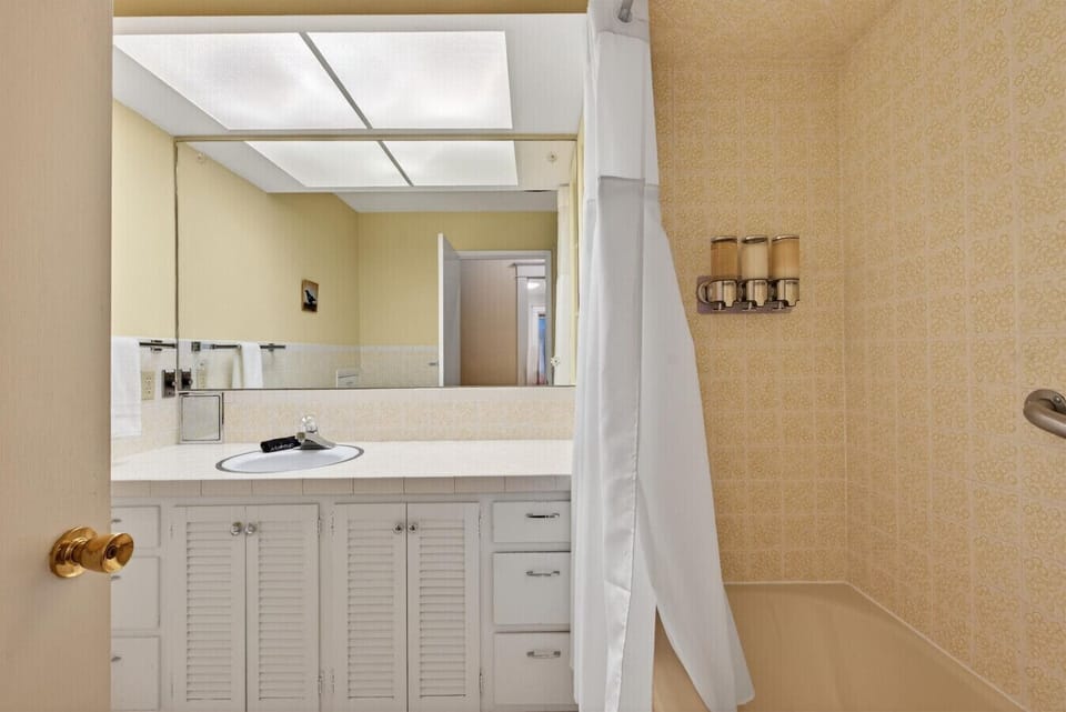 Full bathroom on the first floor with tub/shower combo.