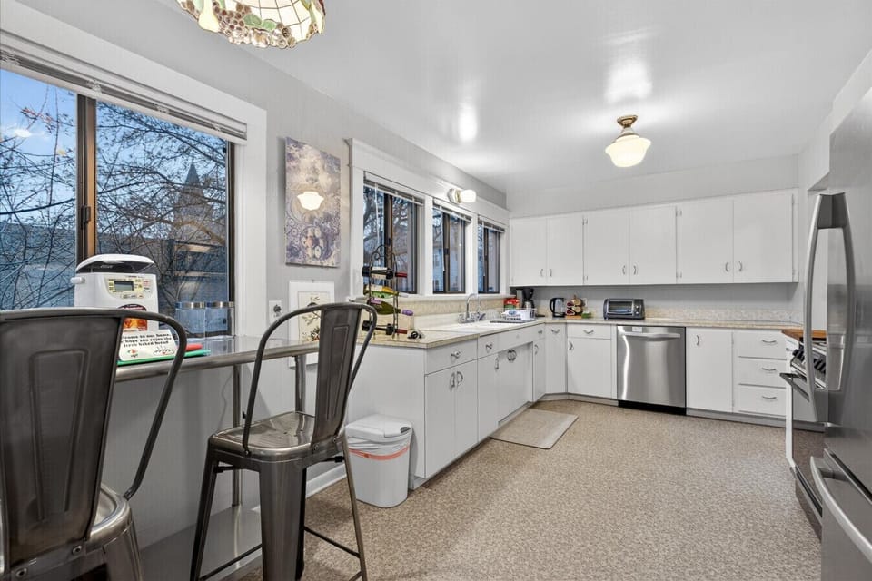 Large kitchen with ample counter space - perfect for cooking in!
