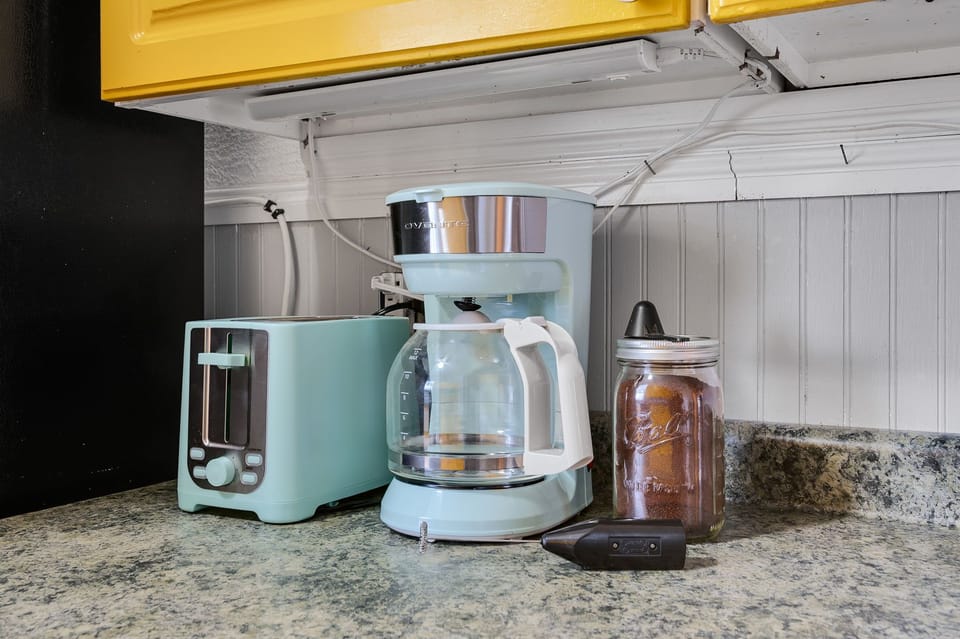 Coffee maker and toaster - coffee and tea provided! 