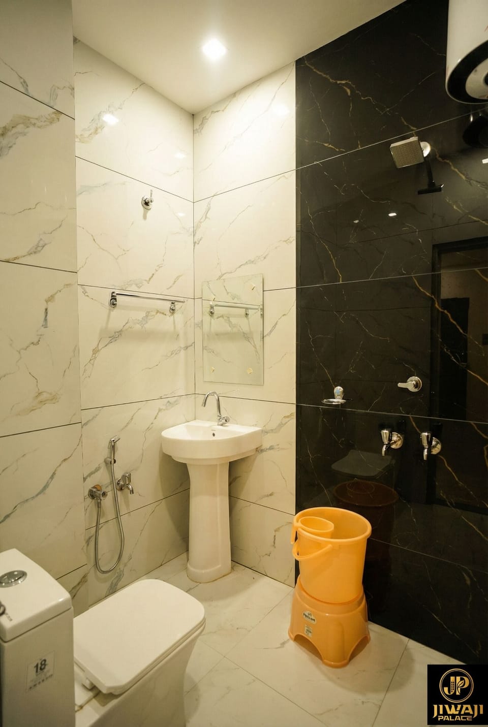 Elite Double Room | Bathroom | Shower, towels, soap, shampoo