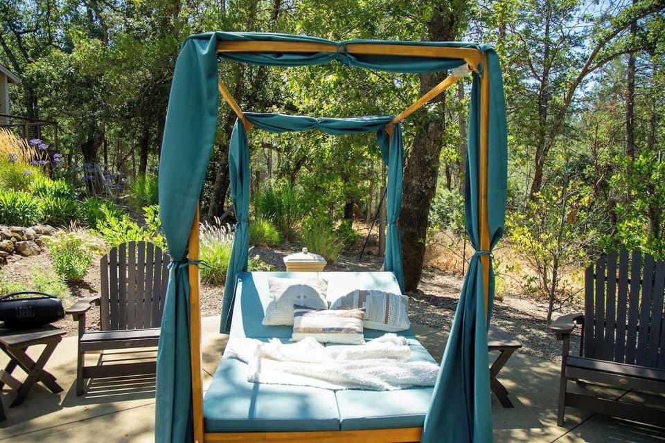 Dreamy canopied outdoor daybed nestled among towering oaks & wildflower gardens. Your private paradise for afternoon naps, books & pure bliss.