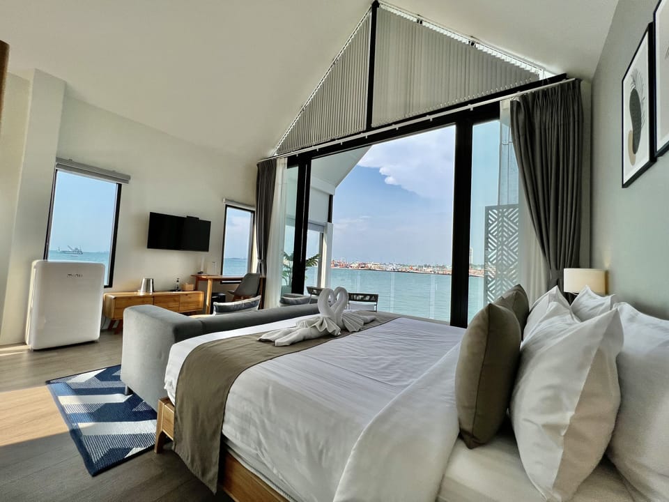1 Bedroom Seaview Suite Corner | In-room safe, free WiFi, bed sheets