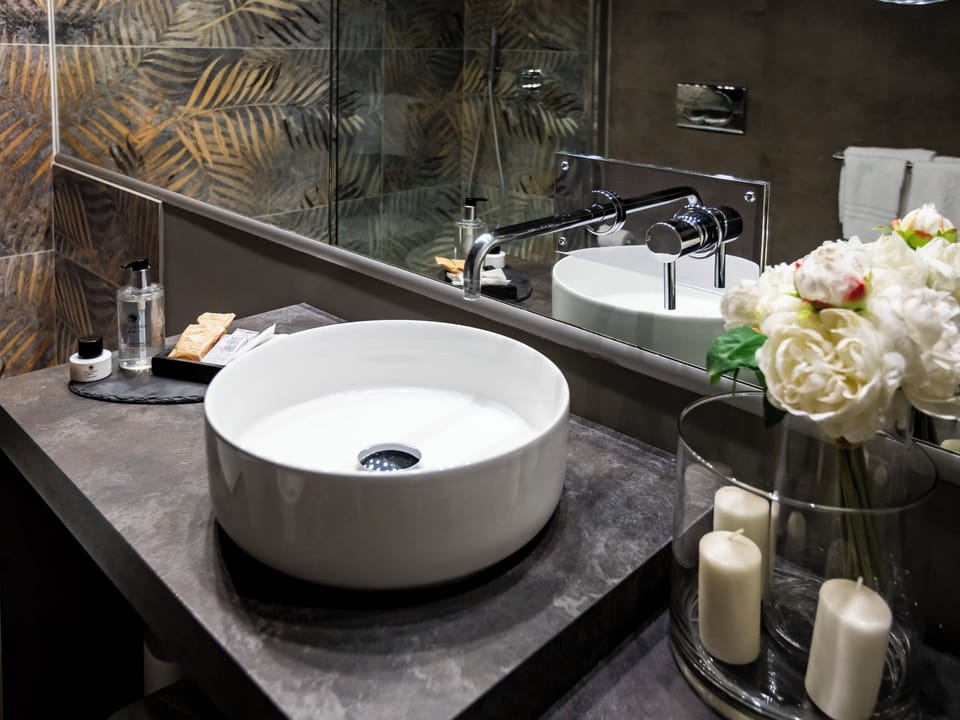Deluxe Double Room, City View | Bathroom | Free toiletries, hair dryer, bathrobes, slippers
