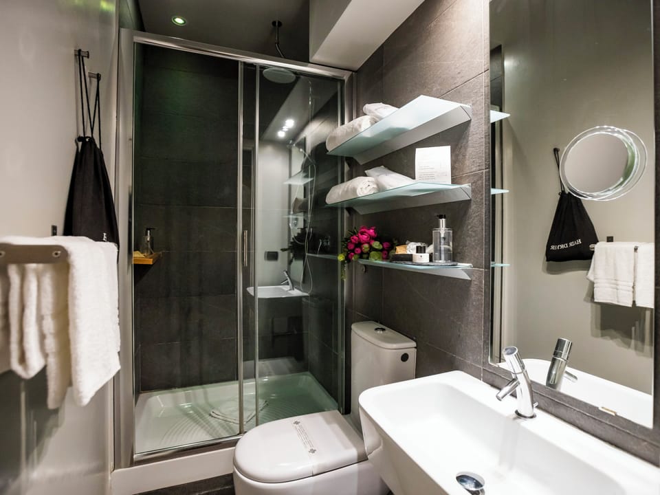Deluxe Double Room, City View | Bathroom | Free toiletries, hair dryer, bathrobes, slippers