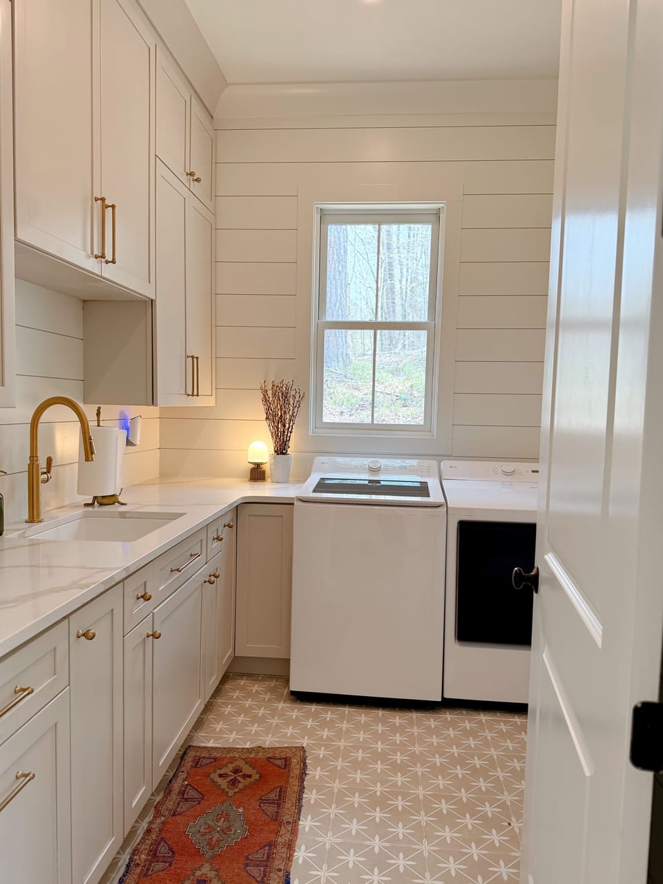 Laundry room with a drying rack and cleaning sink