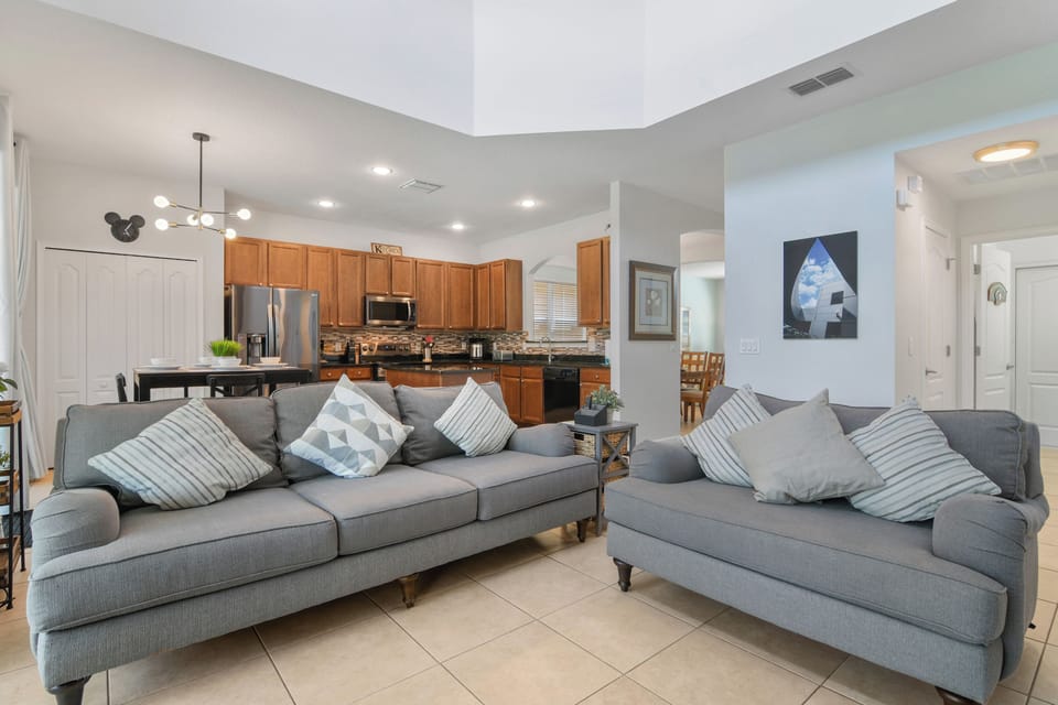 House (6 Bedrooms) | Interior