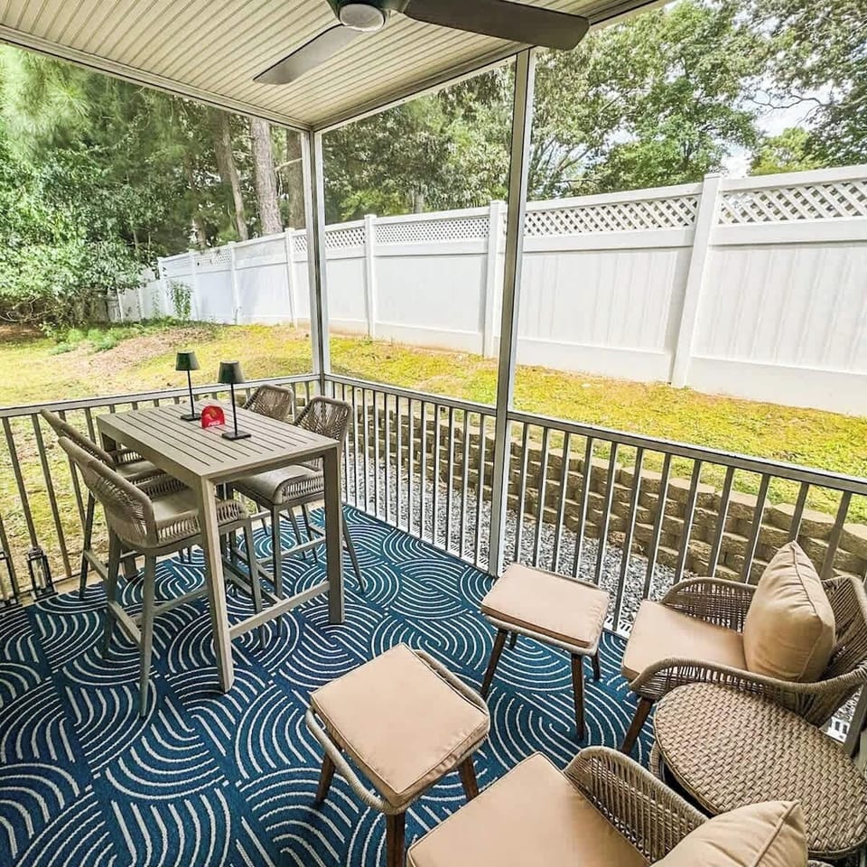 Very Private - Large Screened Patio 