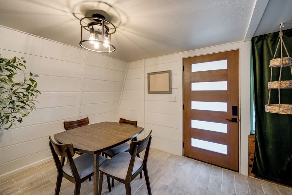Dining Table | Dishware/Flatware | Main Floor
