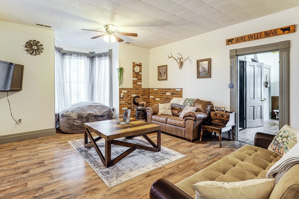 Hermann Vacation Rental | 2BR | 1BA | 1,100 Sq Ft | 3 Steps Required