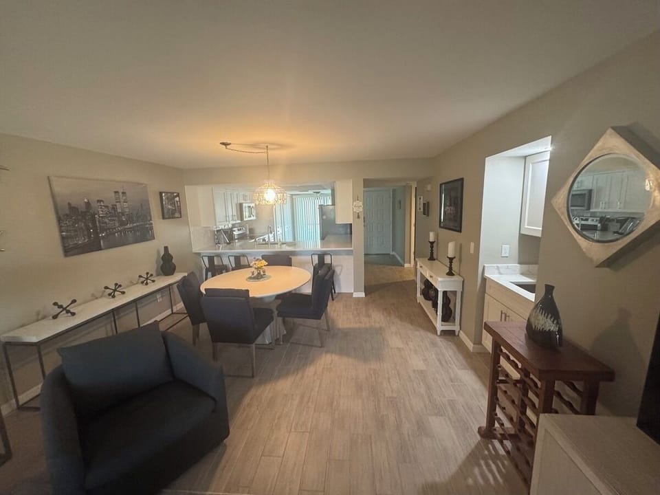 Dining Area & Wet Bar