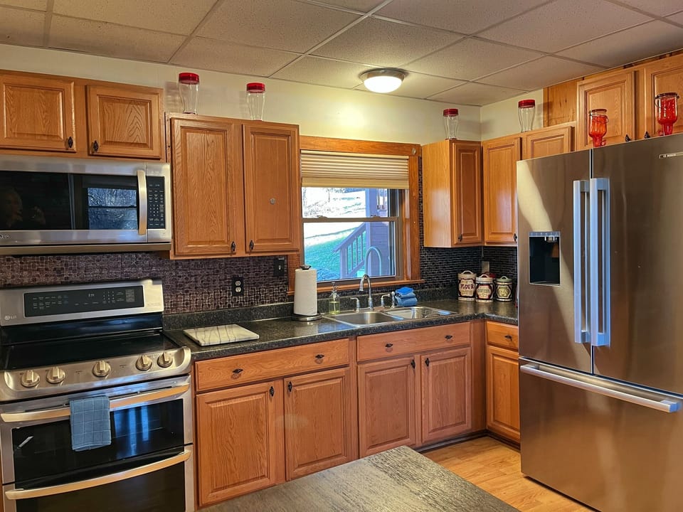 Well-stocked full kitchen