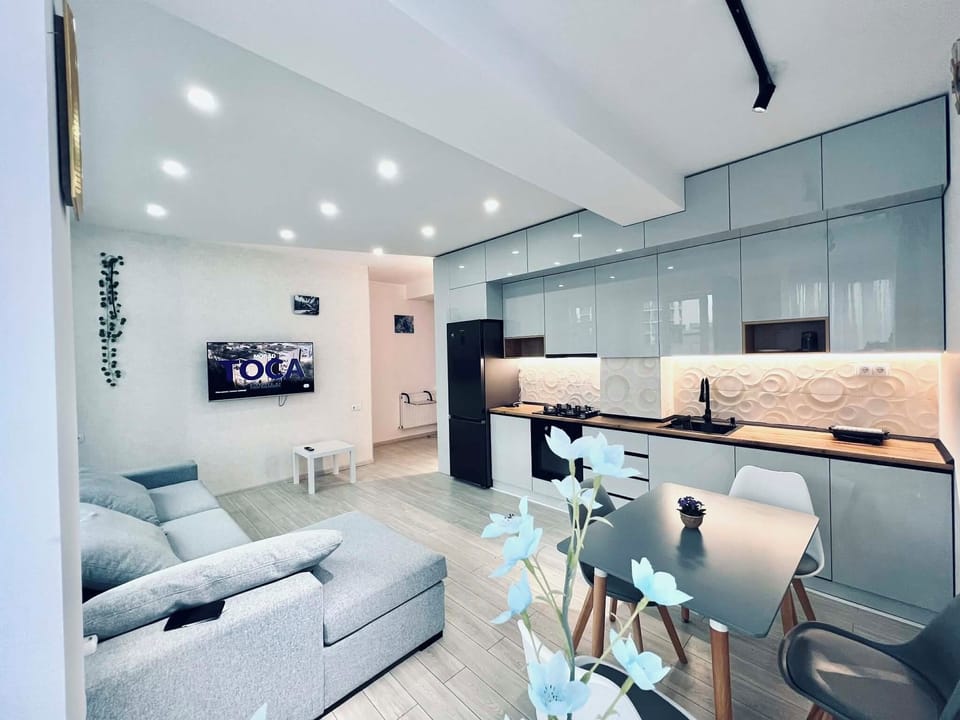 Comfort Apartment, Balcony, City View | Living area