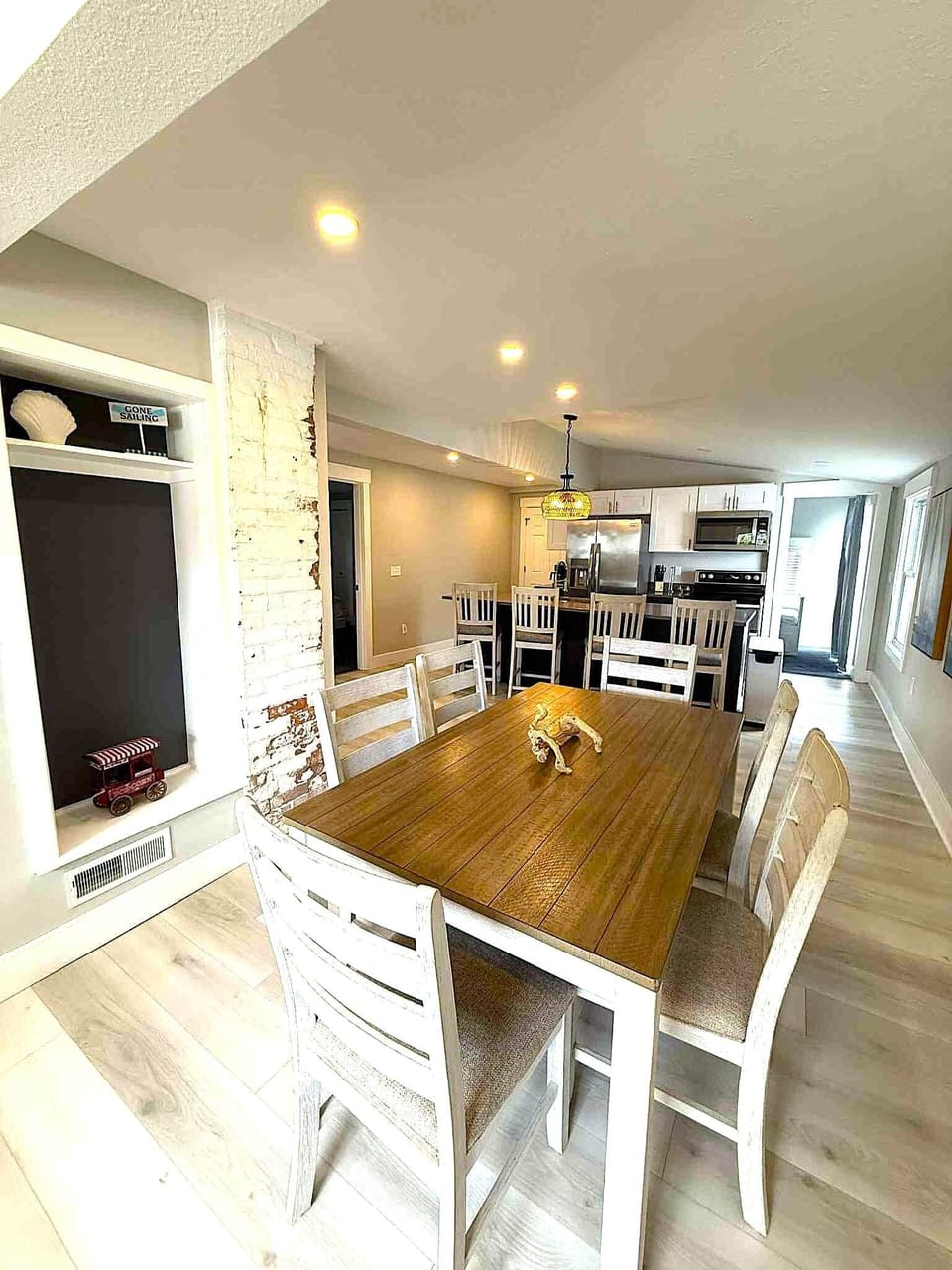 BEACH HOUSE DINING ROOM