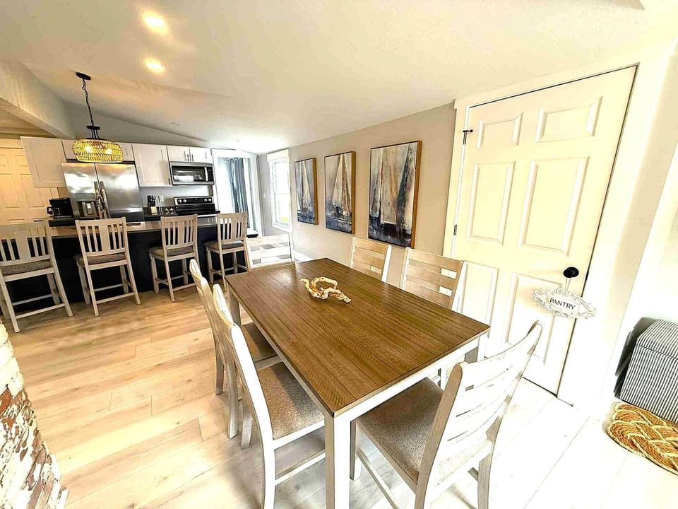 BEACH HOUSE DINING ROOM