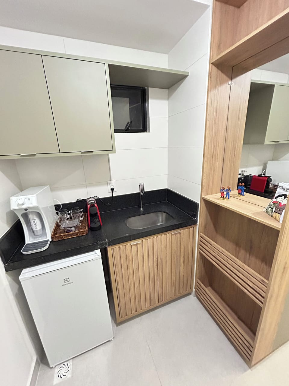 Basic Apartment | Private kitchen | Mini-fridge, microwave, cookware/dishes/utensils