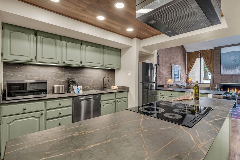 Kitchen: Drip coffee maker, toaster, microwave, cooking utensils, tableware