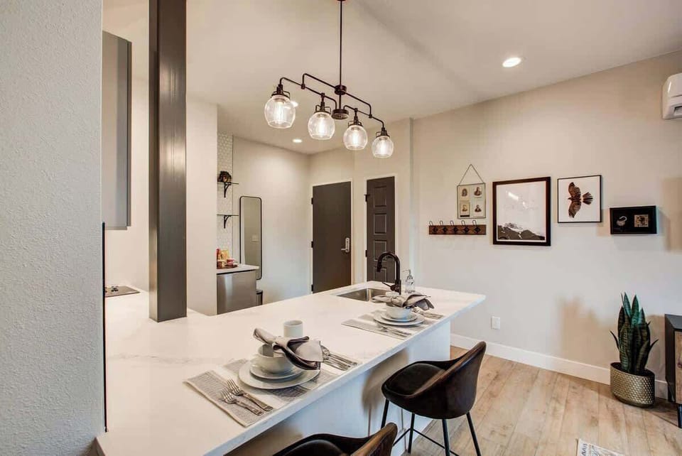 Room 1- Breakfast Bar