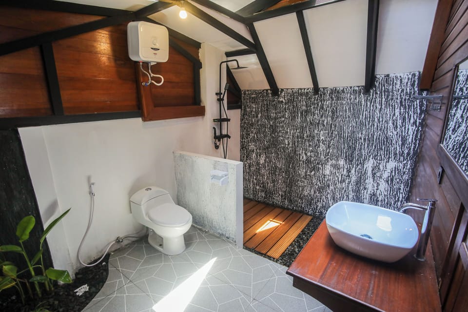 Traditional Double Room, Balcony, Park View | Bathroom | Shower, towels, soap, shampoo