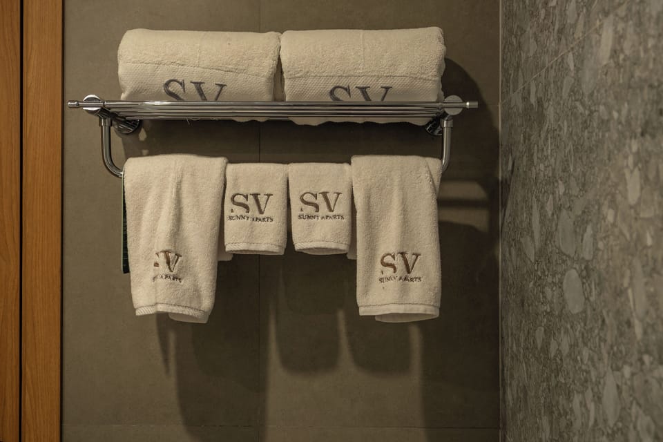 Comfort Suite, Balcony | Bathroom | Shower, rainfall showerhead, hair dryer, bathrobes
