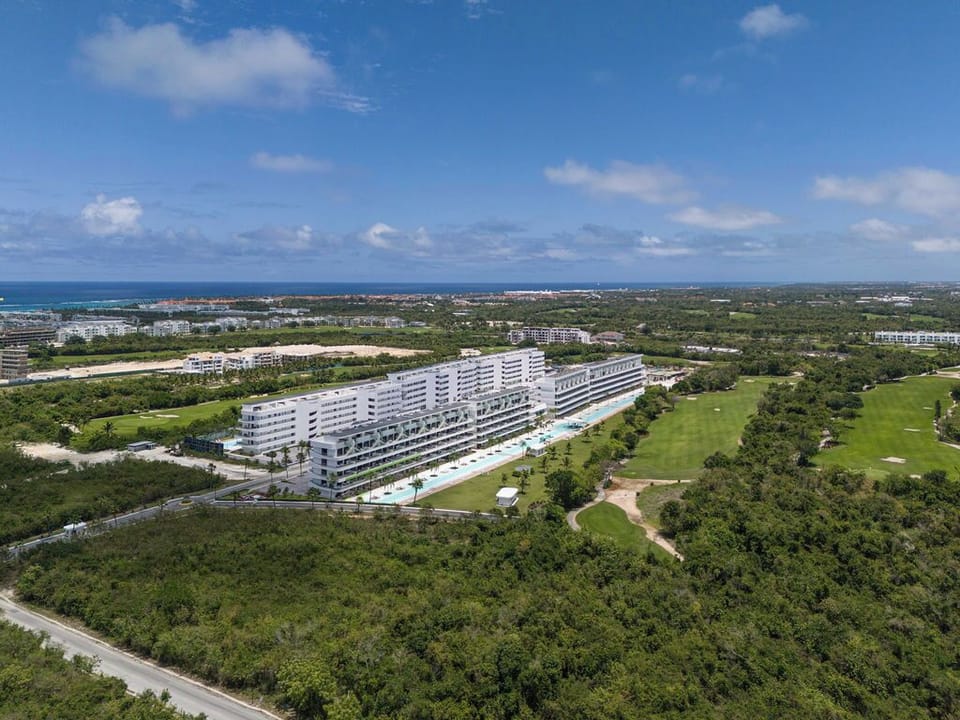 Vista Boho – 2BR w/ Golf View + Pool & Beach Acces (2819)