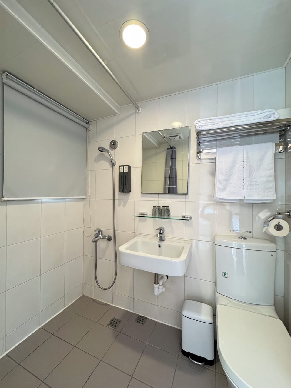 Classic Double Room | Bathroom | Shower, hydromassage showerhead, hair dryer, shampoo