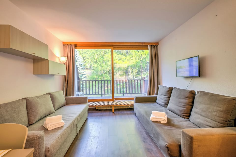 Family Studio, Balcony (Studio La Finestra Sulle Piste) | Living room | Smart TV