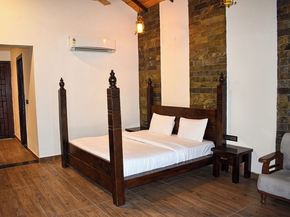 Desk, laptop workspace, iron/ironing board, free WiFi