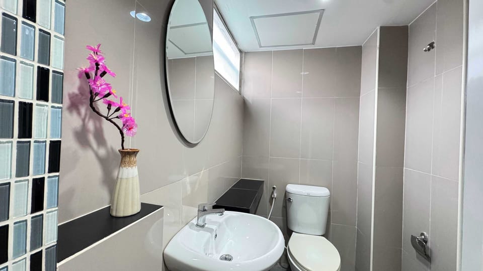 Superior Twin Room | Bathroom | Shower, towels, shampoo
