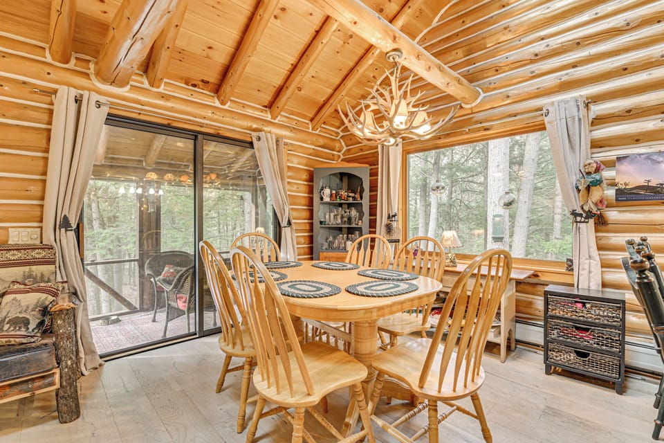 Dining Area | Free WiFi