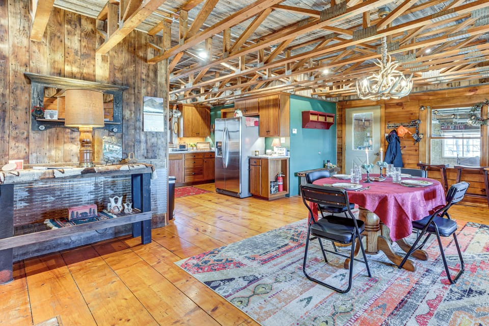 Dining Area | Dishware/Flatware Provided | 1st Floor