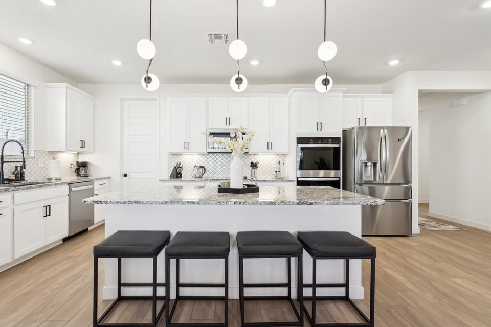 Kitchen Island (4 Stools)