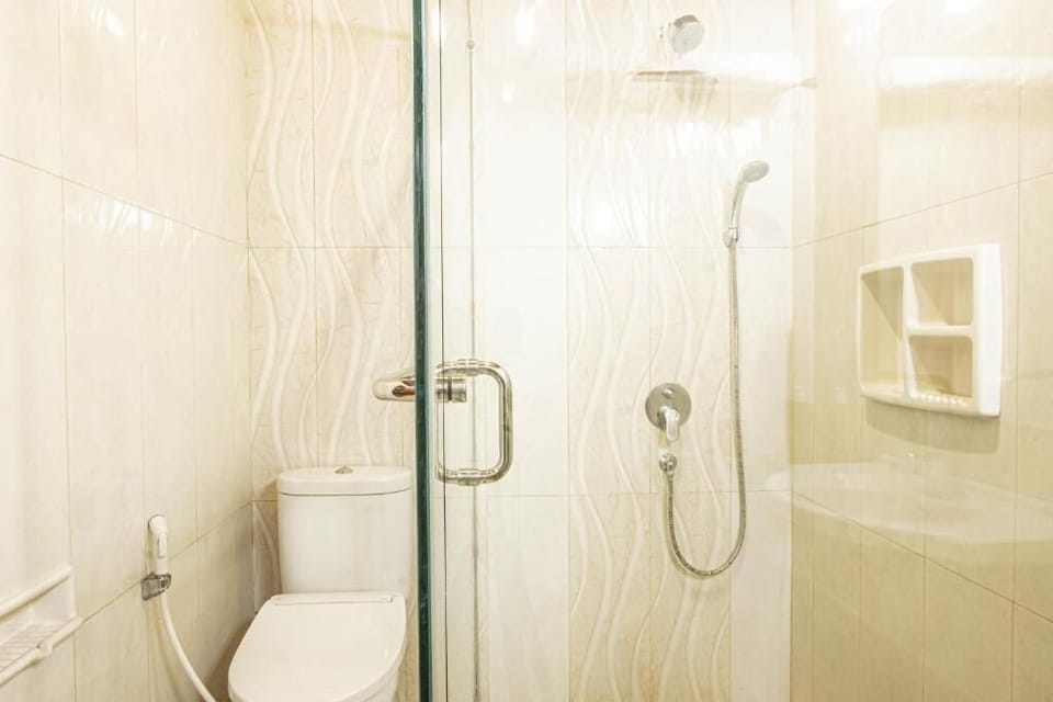 Shower, free toiletries, soap, shampoo