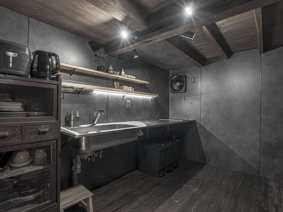 A stylish kitchen in a historic building. Not only is it well designed, it also features a reliable induction cooktop. It's spacious enough to prepare even large fish.