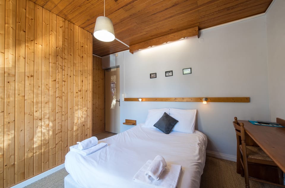 Double Room | Desk, bed sheets